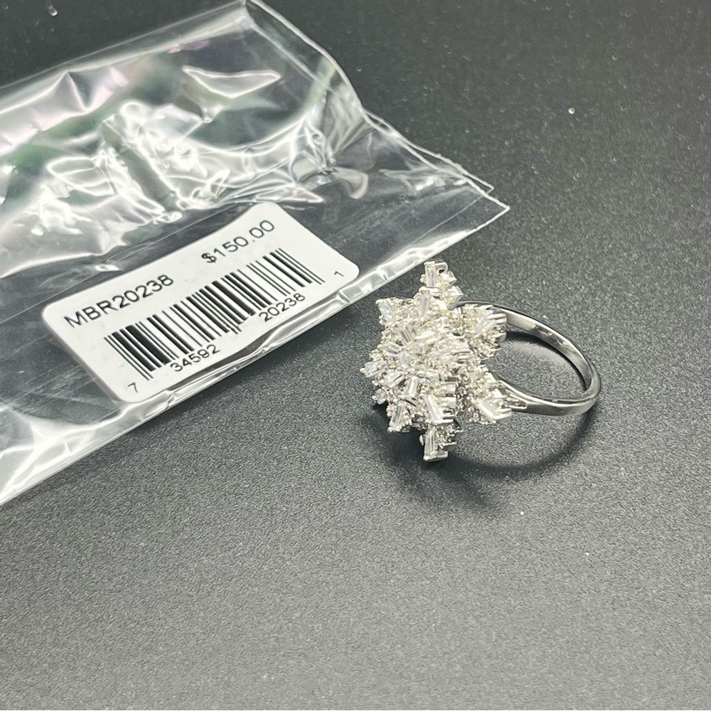 NWT Macy’s Silver Plated Cubic Zirconia Snowflake Spinner Ring